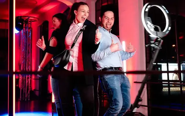 360 Grad Videobooth Firmenfeier – Team im Slow-Motion Video